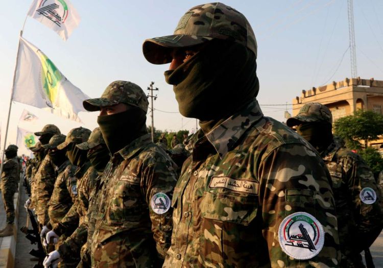 مقاتلون في احد فصائل الحشد الشعبي في العراق بوضع استعداد عسكري