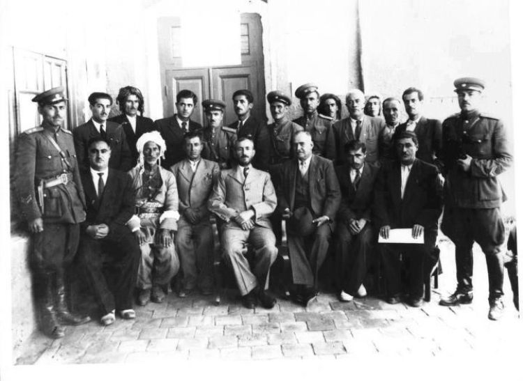 قاضي محمد يتوسط أعضاء مجلس الحكم التأسيسي لجمهورية مهاباد