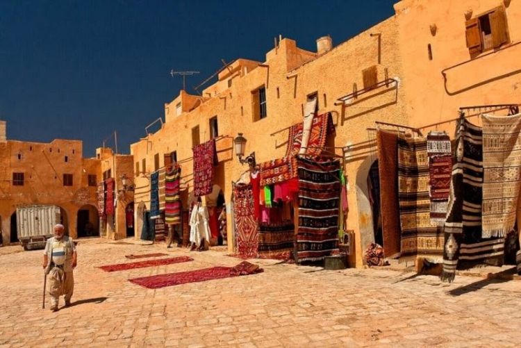 ساحة السوق في مدينة بني يقزن