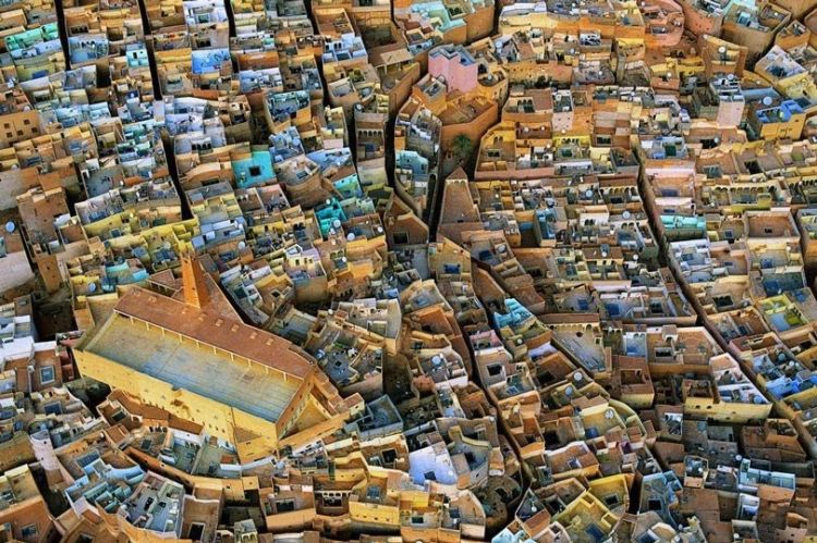 صورة جوية لمدينة العطف
