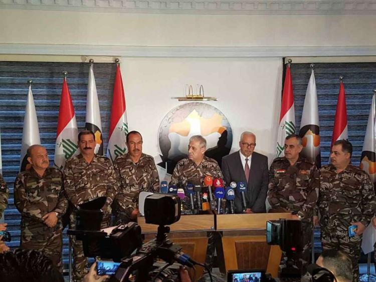 أثيل النجيفي يتوسط ضباطاً في فصيل حرس نينوى بمؤتمر صحفي بمدينة الموصل