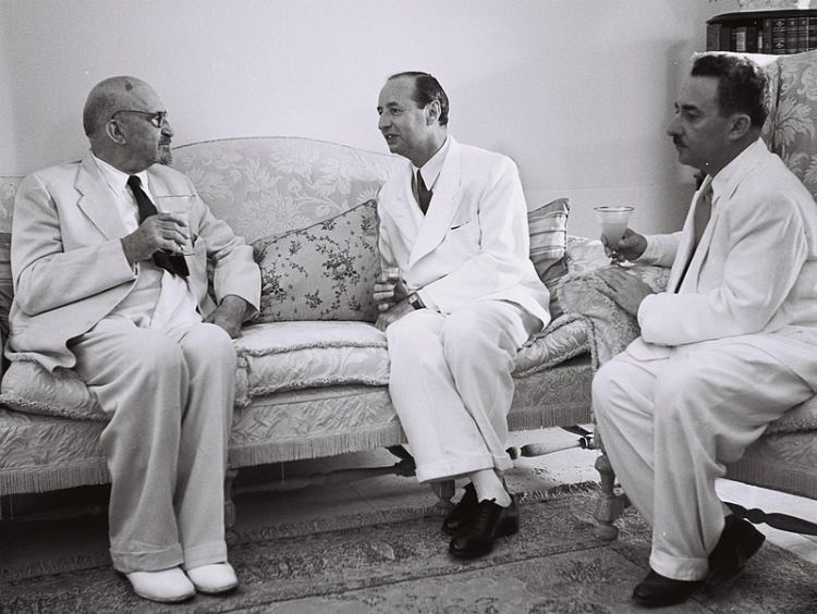 السفير التركي الأول إلى تل أبيب يتوسط حاييم وايزمان (يسار) ووزير الخارجية الإسرائيلي موسى شاريت (يمين)
