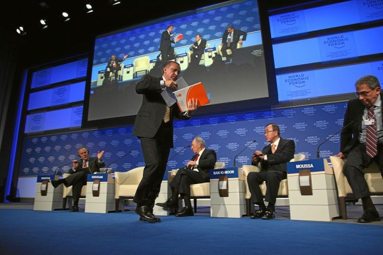 لحظة مغادرة أردوغان جلسة الحوار في منتدى دافوس 2009
