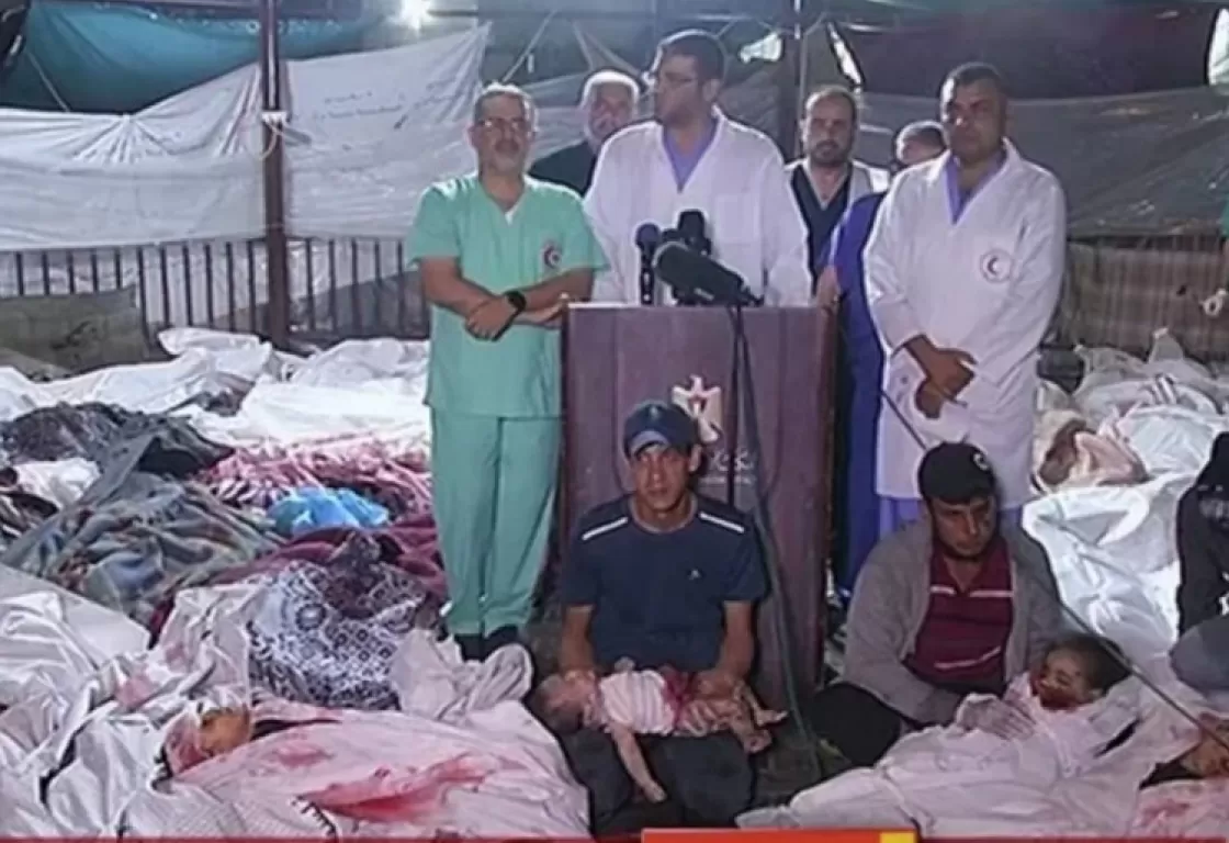 لا يحدث إلا في غزة... مؤتمر صحفي وسط جثث الأطفال، وعمليات جراحية دون تخدير