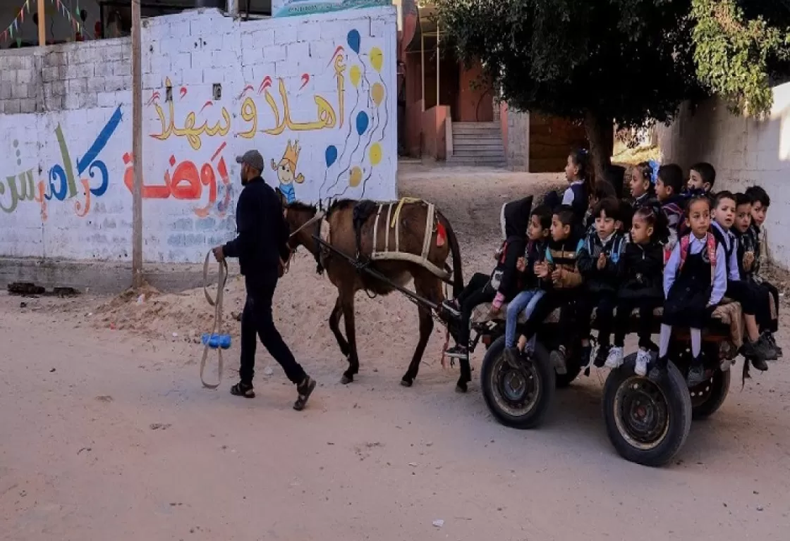 الحمار وسيلة نقل طلاب المدارس في غزة