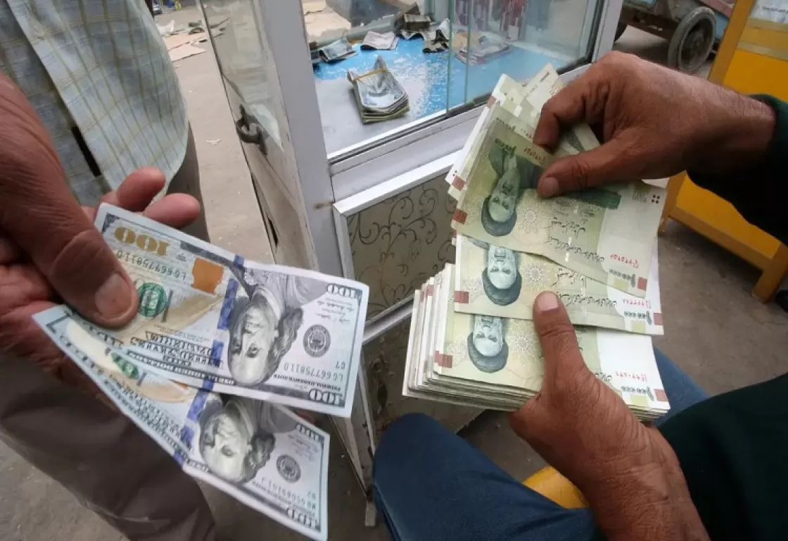 انهيار قياسي للعملة الإيرانية أمام الدولار... تفاصيل