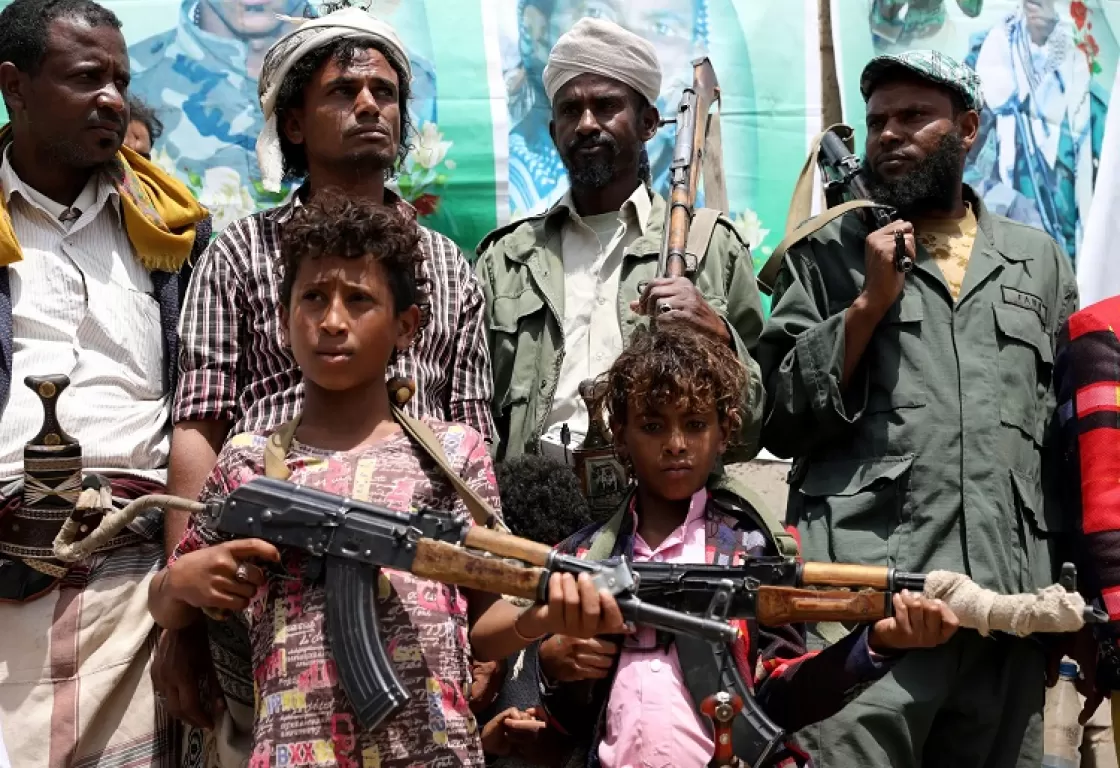 مخاوف من خلق جيل من الإرهابيين... الحوثيون يجبرون الطلبة على التوجه للمعسكرات الصيفية