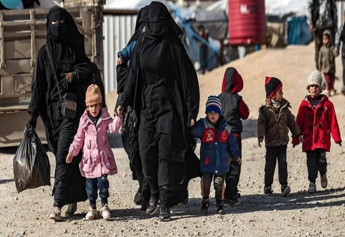 بعد إدانات دولية... فرنسا تُعيد (10) نساء و(25) طفلاً من مخيمات في سوريا