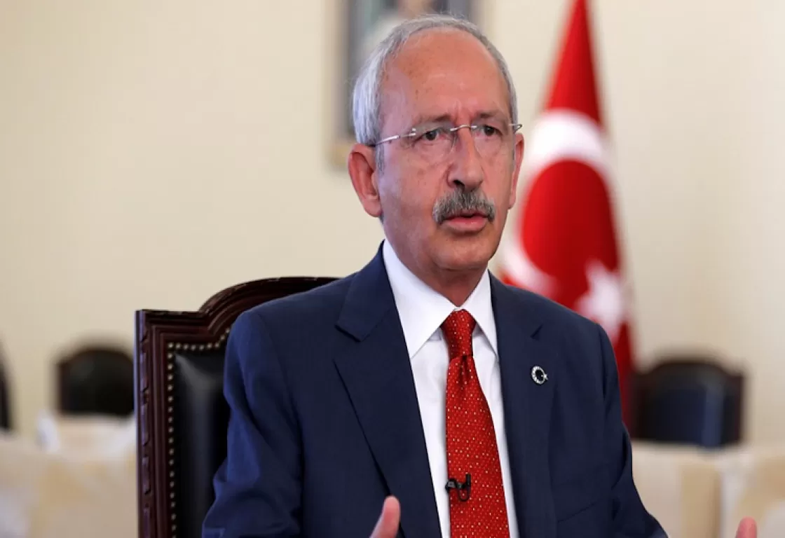 مرشح المعارضة التركية يضع نفسه في موقف محرج بسبب سجادة صلاة... تفاصيل