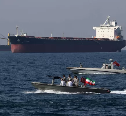 القرصنة الإيرانية... تحذيرات غربية للسفن التي تبحر عبر مضيق هرمز