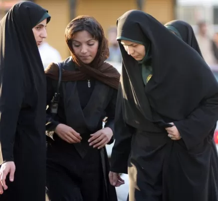 لعدم الالتزام بالحجاب الإجباري... النظام الإيراني يغلق العديد من المقاهي والصالات الرياضية
