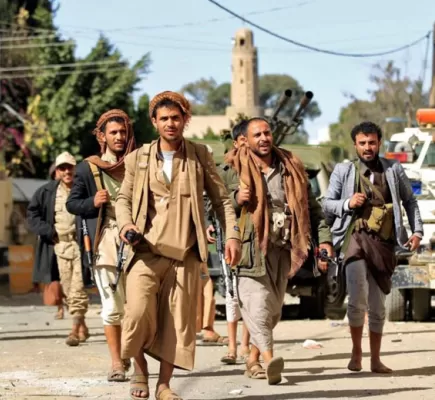 بهذه الطريقة تفاقم ميليشيات الحوثي الأزمة الاقتصادية باليمن