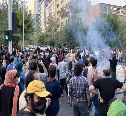 تواصل الاحتجاجات في إيران.. وهذا ما طالب به رجل دين متشدد