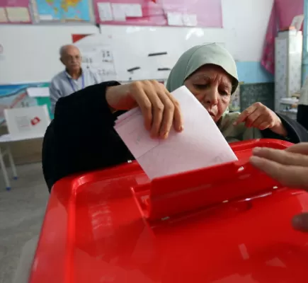 على أمل إنهاء عقد من الحكم الإخواني... التونسيون ينتخبون برلماناً جديداً