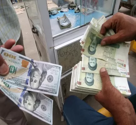 انهيار قياسي للعملة الإيرانية أمام الدولار... تفاصيل