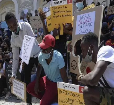 أزمة المهاجرين الأفارقة تتصدر الأحداث في تونس.. توترات ومظاهرات