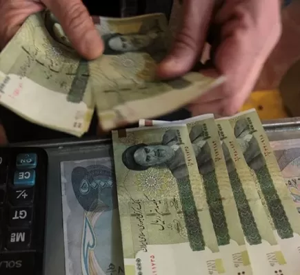 الريال الإيراني يهوي إلى مستوى قياسي أمام الدولار