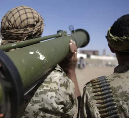 ضبط شاحنتين محملتين بأسلحة مهربة لميليشيات الحوثي الإرهابية... ما علاقة الإخوان؟