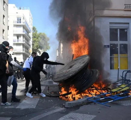 أخونة الاحتجاجات الطلابية في فرنسا تحول الساحات إلى ميادين حرب أخونة الاحتجاجات الطلابية في فرنسا تحول الساحات إلى ميادين حرب
