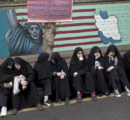 في محاولة لإغلاق مدارس البنات... تسميم مئات التلميذات الإيرانيات