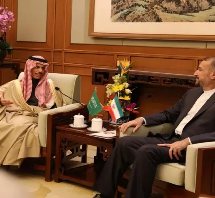 وزير خارجية السعودية يجتمع مع نظيره الإيراني... ماذا بحث اللقاء؟