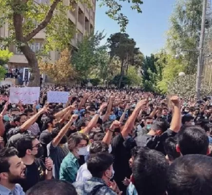 إضرابات وتظاهرات... الإيرانيون يُصعدون ضد نظامهم