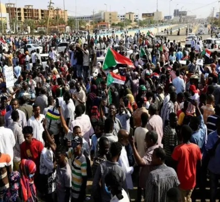 هندسة الهلع الإلكتروني... كيف تفتك شائعات "الإخوان" بالمدنيين في حرب السودان؟ هندسة الهلع الإلكتروني... كيف تفتك شائعات "الإخوان" بالمدنيين في حرب السودان؟