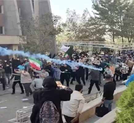 النظام الإيراني يواصل التخبط... تعليق وطرد أكثر من (435) طالباً من الدراسة بالجامعات