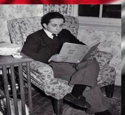 ملك شاب بين كتابَين؛ عربيّ قديم، وغربيّ حديث ملك شاب بين كتابَين؛ عربيّ قديم، وغربيّ حديث