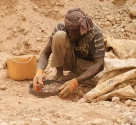 المنقّبون عن الذهب في موريتانيا يواجهون البطالة بالموت بين الحفر المنقّبون عن الذهب في موريتانيا يواجهون البطالة بالموت بين الحفر