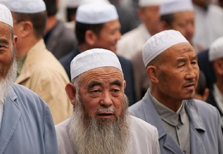 ما الذي يحدث بالضبط داخل مخيمات احتجاز الأويغور بالصين؟