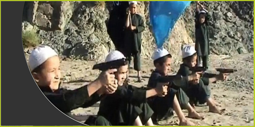 عدد من أطفال الإيغور أثناء تدريبهم داخل "داعش"
