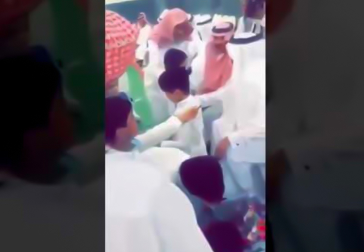 شاهد.. طفل سعودي يقدم مالاً لوزير.. لماذا؟ وكيف كان الرد؟