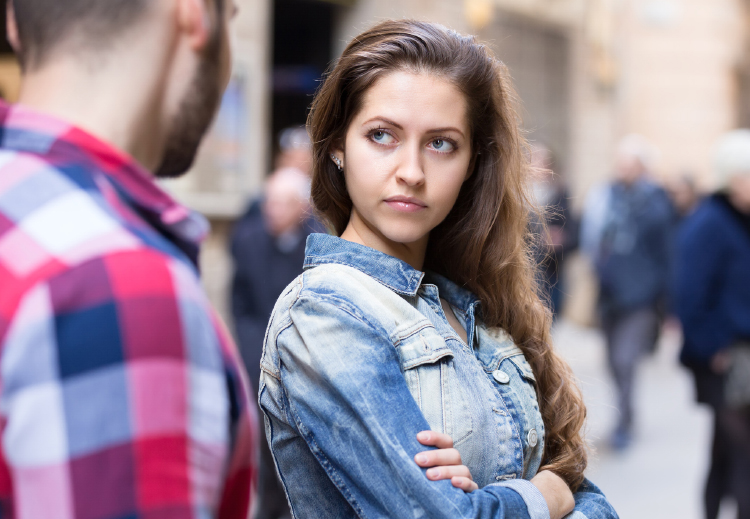 لماذا يميل المجتمع لاختلاق الأعذار للمتحرش؟