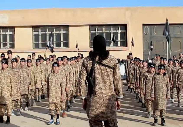"الأسلحة الصغيرة".. هكذا يجند داعش الأطفال