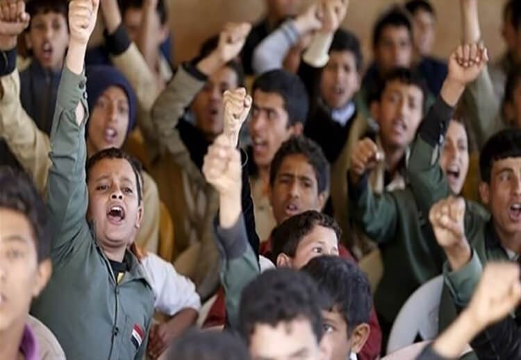 بهذه الطريقة يحاول الحوثيون غرس الطائفية في عقول الطلاب