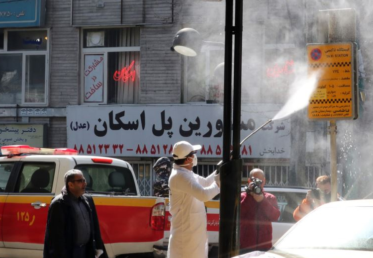 "طهران تتنكر لشعبها".. فيروس كورونا يفضح التمييز الطبقي في إيران