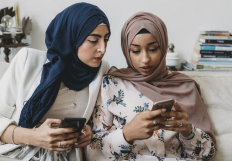 ما الدول التي يقضي سكانها أطول الأوقات على مواقع التواصل الاجتماعي؟