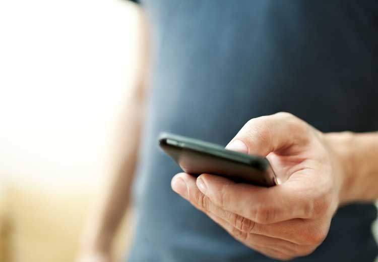 كم ساعة ينفق مستخدمو وسائل التواصل الاجتماعي من يومهم عليها؟