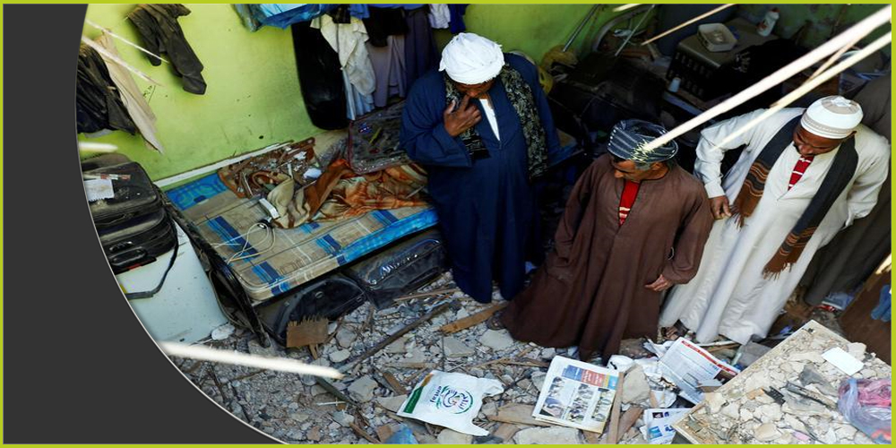 أشخاص يتفقدون أضرار شظايا ناتجة عن صواريخ بالستية أطلقها الحوثيون على منزل في الرياض 2018 (رويترز)